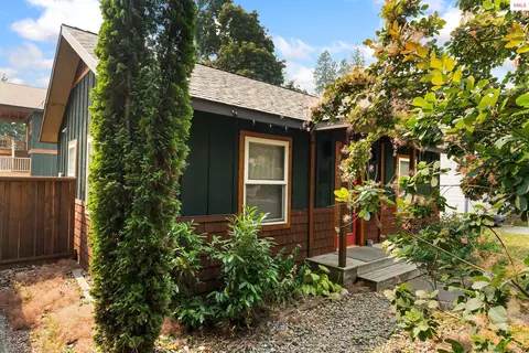 Exterior - 905 Pine St, Sandpoint, ID 83864 photo 4 of 9