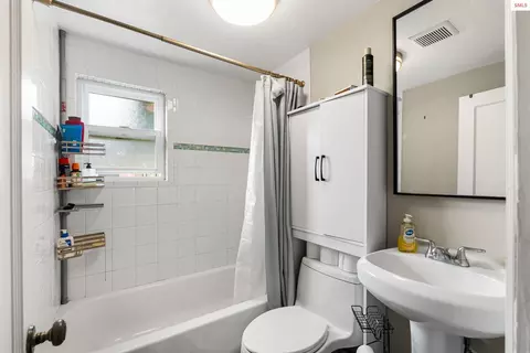 Bath - 905 Pine St, Sandpoint, ID 83864 photo 1 of 1