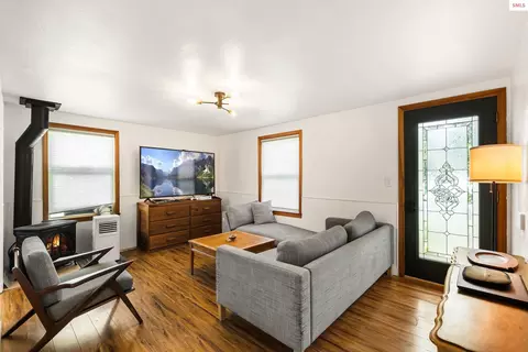 Living - 905 Pine St, Sandpoint, ID 83864 photo 2 of 3