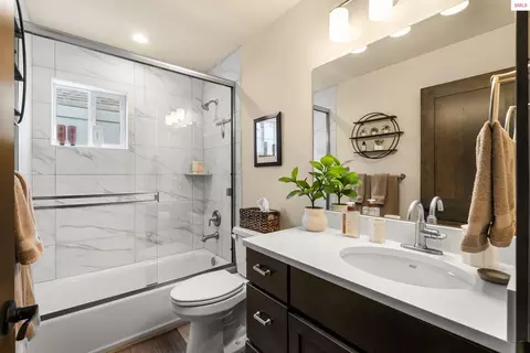 Bath - 52 Pomrankey Ln, Dover, ID 83825 photo 1 of 2