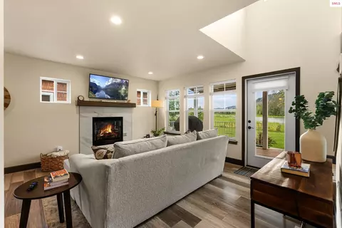 Living - 52 Pomrankey Ln, Dover, ID 83825 photo 1 of 2