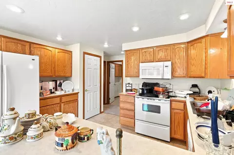 Kitchen - 560 E Bunker Ave, Post Falls, ID 83854 photo 2 of 3