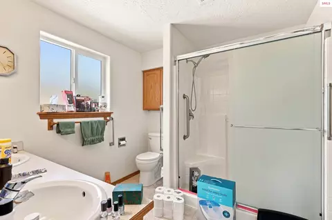 Bath - 560 E Bunker Ave, Post Falls, ID 83854 photo 2 of 3