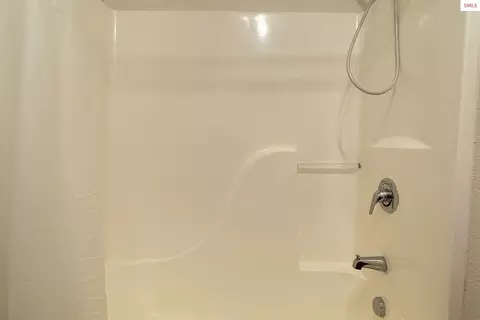 Bath - 1201 Spruce St, Sandpoint, ID 83864 photo 5 of 5