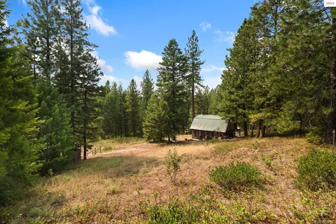 Exterior - 1015 Dusty Ln, Naples, ID 83847 photo 6 of 14