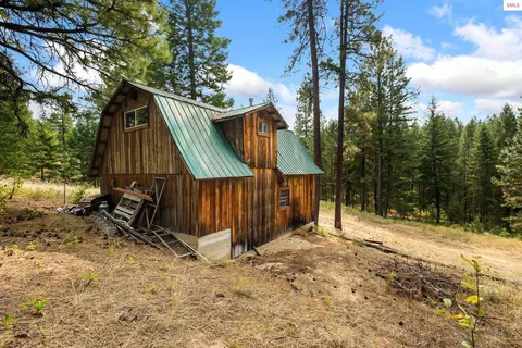 Exterior - 1015 Dusty Ln, Naples, ID 83847 photo 4 of 14