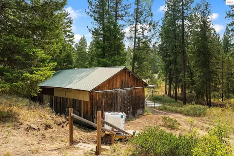 Exterior - 1015 Dusty Ln, Naples, ID 83847 photo 12 of 14