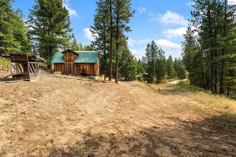 Exterior - 1015 Dusty Ln, Naples, ID 83847 photo 9 of 14