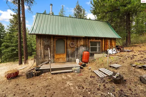Exterior - 1015 Dusty Ln, Naples, ID 83847 photo 11 of 14