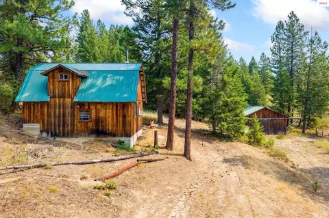 Exterior - 1015 Dusty Ln, Naples, ID 83847 photo 2 of 14