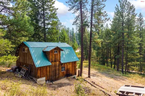 Exterior - 1015 Dusty Ln, Naples, ID 83847 photo 3 of 14