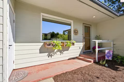 Exterior - 521 S Olive St, Sandpoint, ID 83864 photo 4 of 14