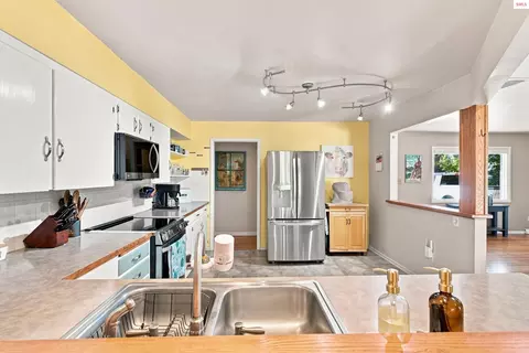 Kitchen - 521 S Olive St, Sandpoint, ID 83864 photo 2 of 6