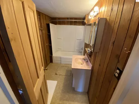 Bath - 620 Washington, Sandpoint, ID 83864 photo 2 of 4