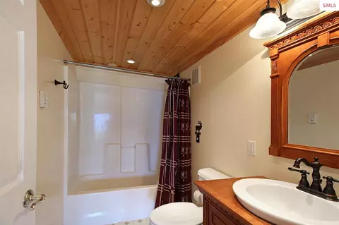 Bath - 93 Blue Jay Dr, Sagle, ID 83860 photo 2 of 2