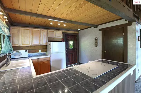Kitchen - 93 Blue Jay Dr, Sagle, ID 83860 photo 2 of 3