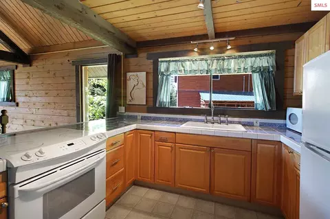 Kitchen - 93 Blue Jay Dr, Sagle, ID 83860 photo 3 of 3