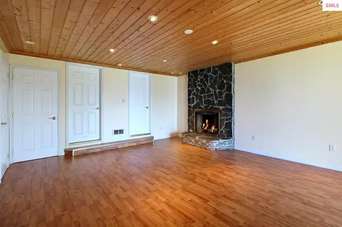 Living - 93 Blue Jay Dr, Sagle, ID 83860 photo 3 of 4