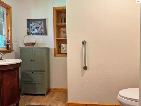 Bath - 633 Old Mill Rd, Sandpoint, ID 83864 photo 4 of 5