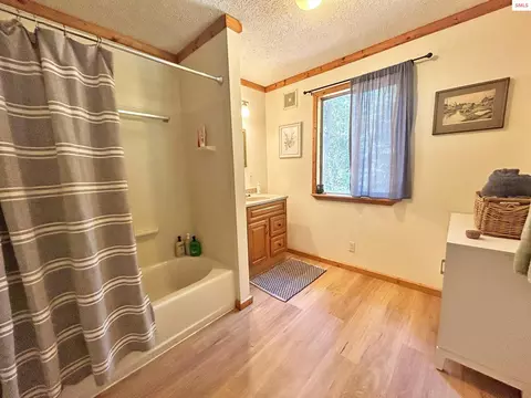 Bath - 633 Old Mill Rd, Sandpoint, ID 83864 photo 2 of 5