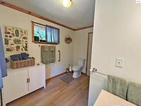 Bath - 633 Old Mill Rd, Sandpoint, ID 83864 photo 1 of 5
