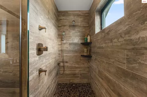 Bath - 639 Ames Way, Dover, ID 83825 photo 8 of 9