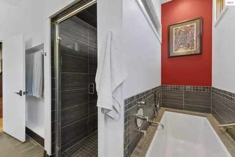 Bath - 815 Pine, Sandpoint, ID 83864 photo 6 of 9