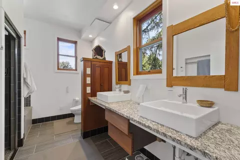 Bath - 815 Pine, Sandpoint, ID 83864 photo 4 of 9