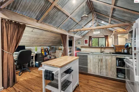 Kitchen - 6162 Eureka Rd, Sagle, ID 83860 photo 7 of 8