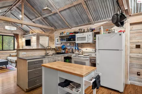 Kitchen - 6162 Eureka Rd, Sagle, ID 83860 photo 6 of 8