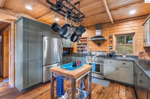 Kitchen - 6162 Eureka Rd, Sagle, ID 83860 photo 2 of 8