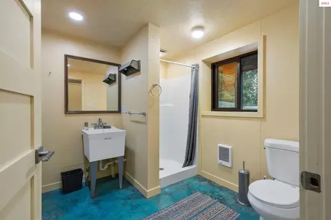 Bath - 6162 Eureka Rd, Sagle, ID 83860 photo 4 of 5