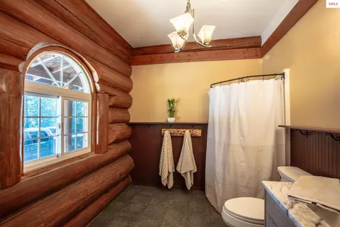 Bath - 1861 Samuels Rd, Sandpoint, ID 83864 photo 2 of 5