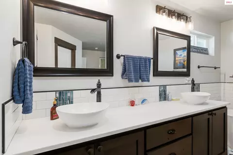 Bath - 241 Beverly Dr, Sagle, ID 83860 photo 4 of 5