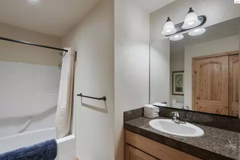 Bath - 507 Guthrie Pl #302, Dover, ID 83825 photo 2 of 3