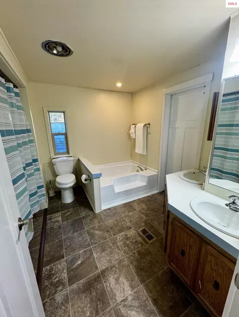 Bath - 9140 N Starr Loop, Hayden, ID 83835 photo 2 of 3