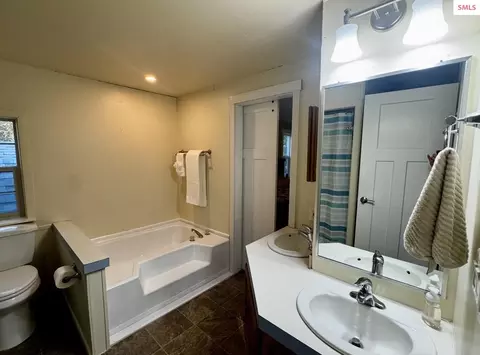 Bath - 9140 N Starr Loop, Hayden, ID 83835 photo 3 of 3