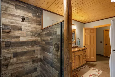 Bath - 137 Puffin Rd, Sandpoint, ID 83864 photo 2 of 2