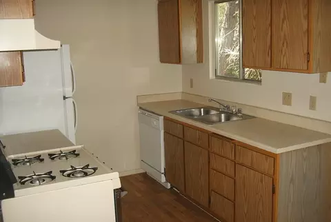 1820 Conifer Way, Redding, CA 96002 photo 4