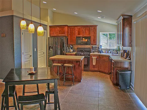 7136 Daybreak Ct, Redding, CA 96001 photo 4