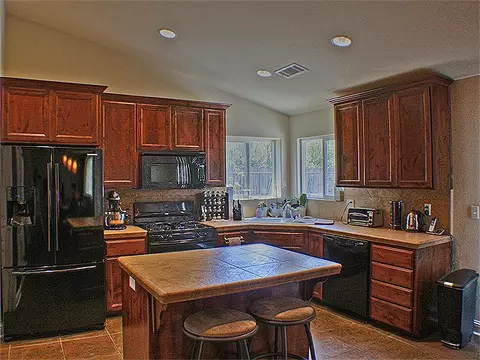 7136 Daybreak Ct, Redding, CA 96001 photo 2