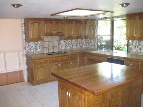 6892 Tucker Ln, Redding, CA 96002 photo 2