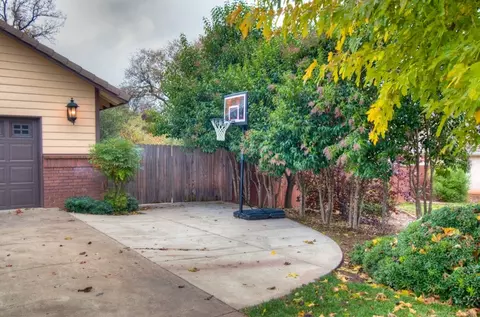 20407 Greenview Dr, Redding, CA 96002 photo 4