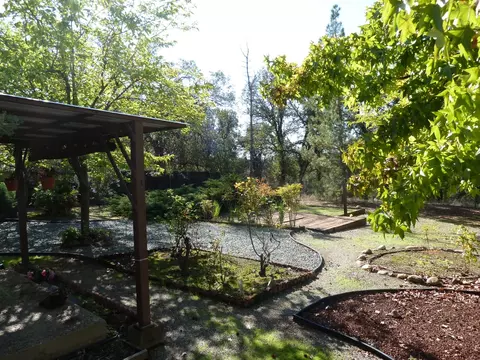 2465 Howard Dr, Redding, CA 96001 photo 4