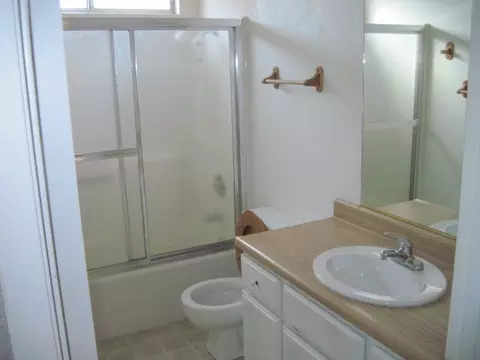 1020 Camelot, Redding, CA 96003 photo 4