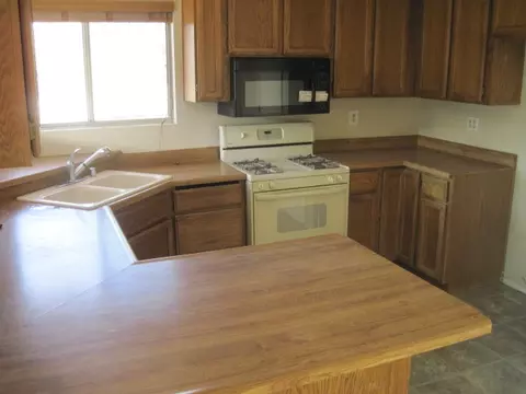 1020 Camelot, Redding, CA 96003 photo 2