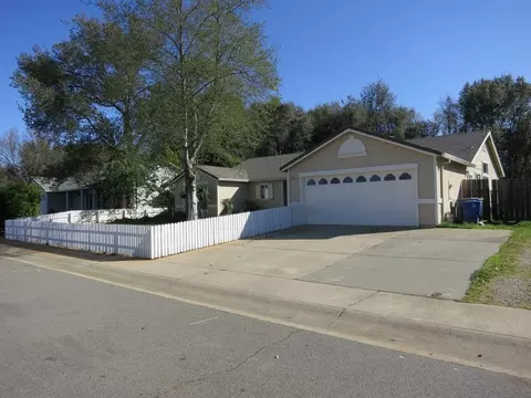 4327 Agnes May Dr, Redding, CA 96002 photo 2