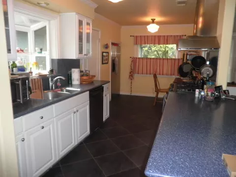 640 Lincoln St, Redding, CA 96001 photo 3