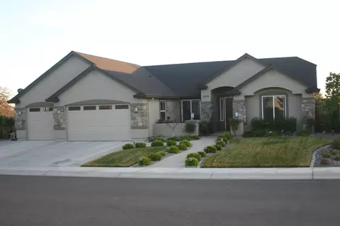3335 Laver St, Redding, CA 96002 photo 1