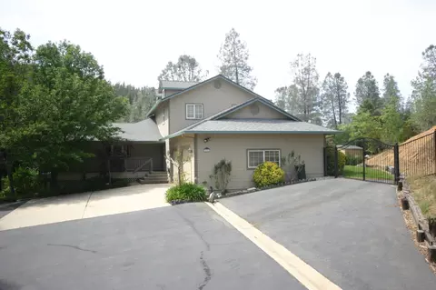10022 Chateau Woods Dr, Redding, CA 96001 photo 2